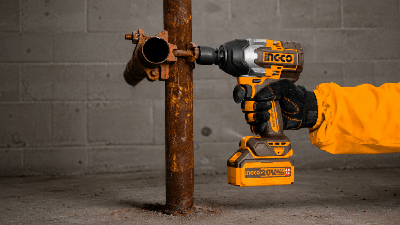¿Cuánto torque necesita tu llave de impacto? Llave de impacto INGCO trabajando sobre perno oxidado, guía para elegir el torque correcto en NM según el trabajo