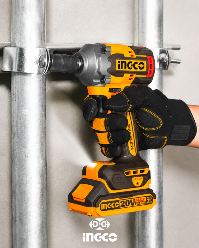 Llave de impacto INGCO 405NM trabajando en pernos de estructura metálica