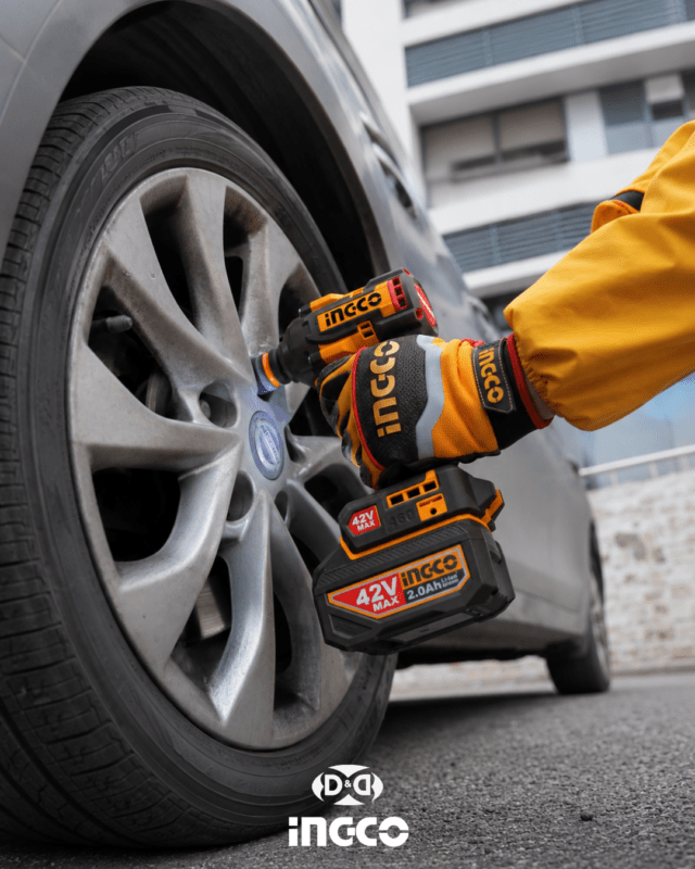 Llave de impacto INGCO 460NM usada para cambio de rueda en auto